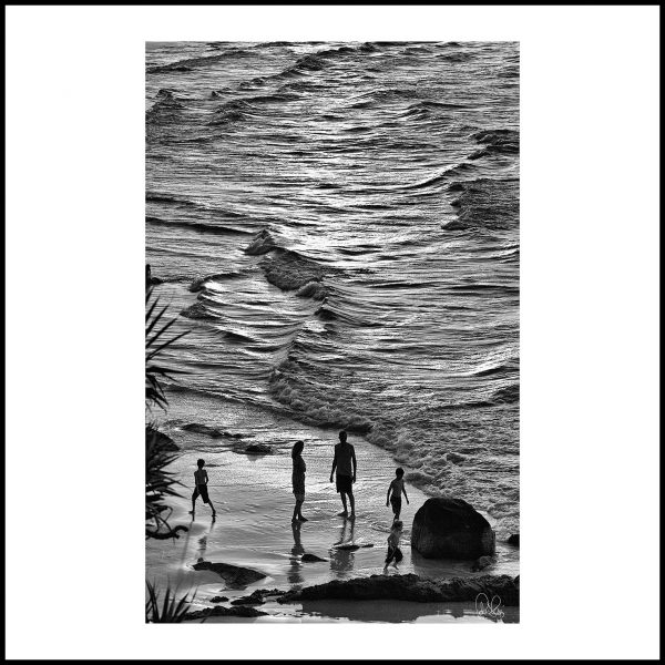 Pj 006.s Beach Family.75x75cm