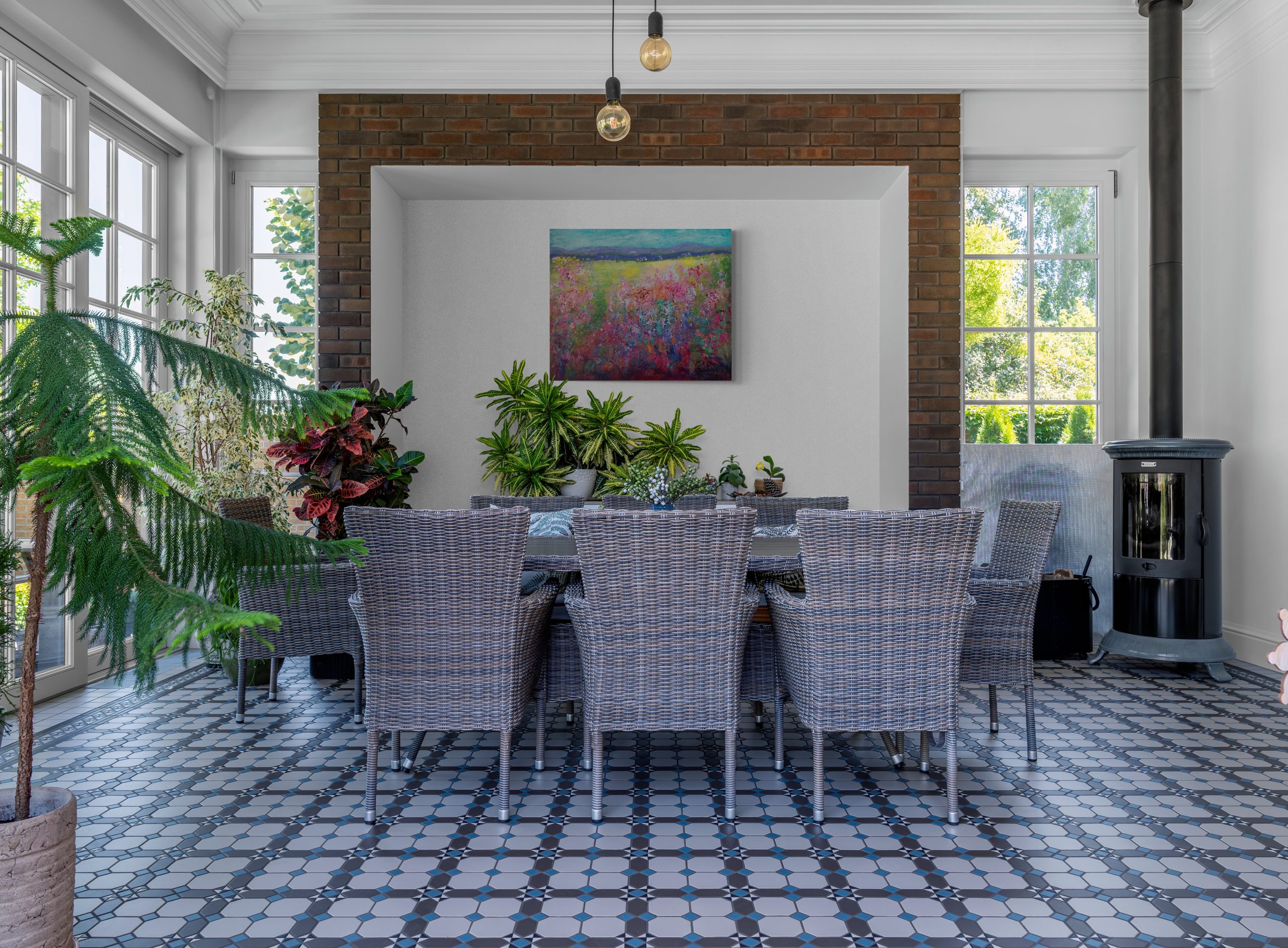 Fancy Dining Room With Feature Wall