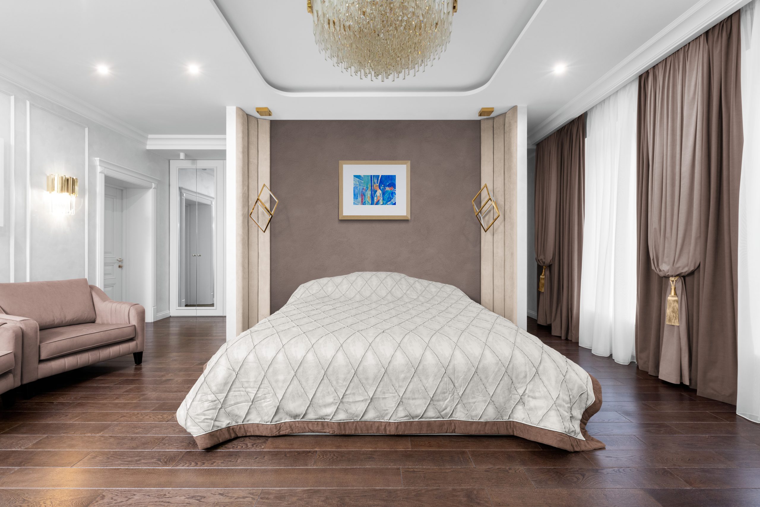 Luxurious Bedroom With Chandelier(1)