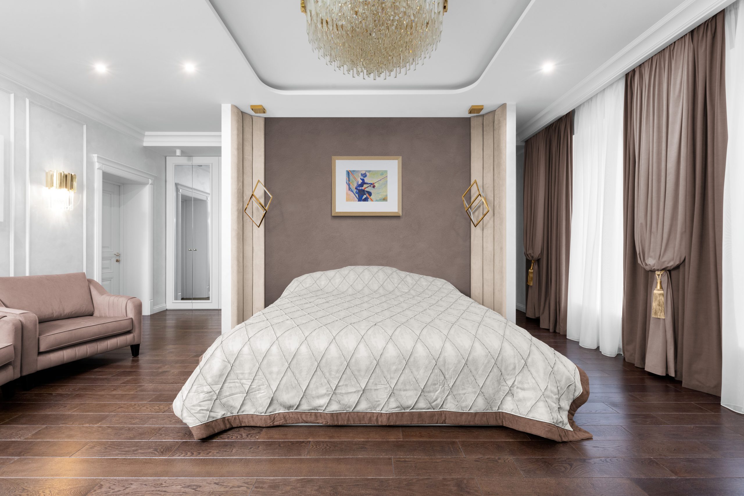 Luxurious Bedroom With Chandelier(4)