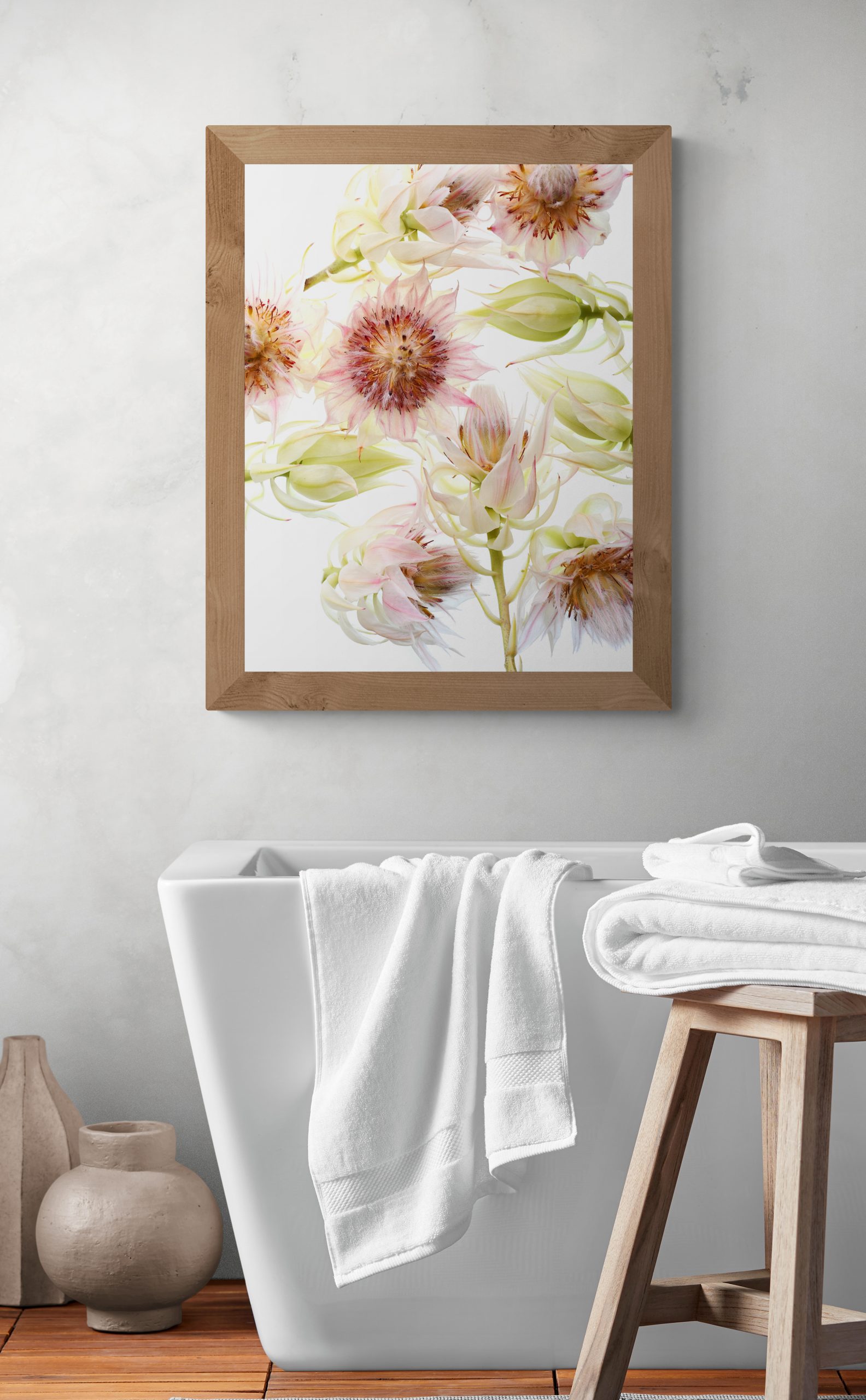 Modern Bathroom With Ceramic Vases (17)